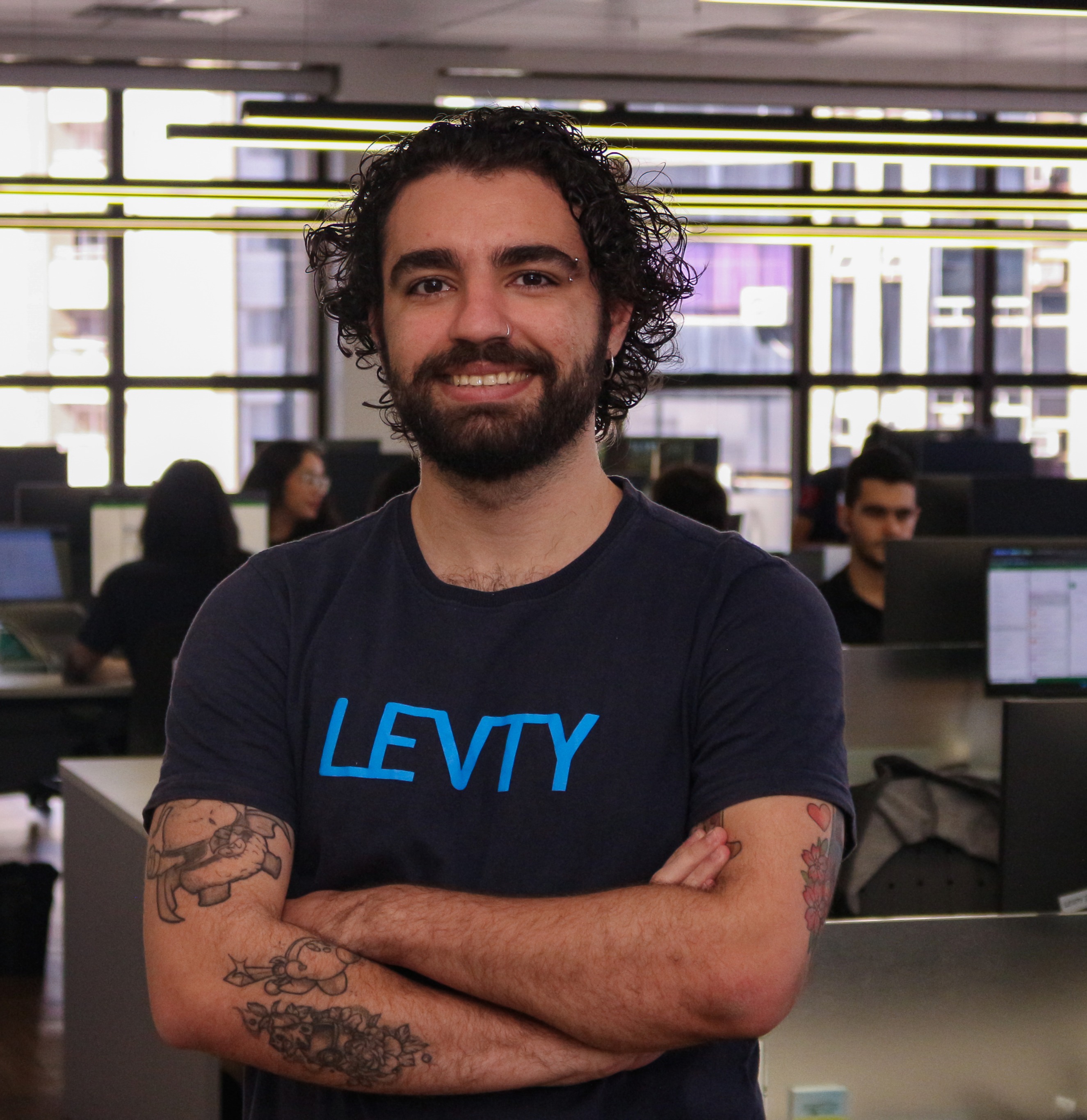 Imagem de um colaborador LEVTY sorrindo